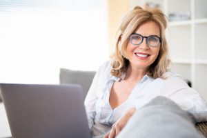 Presbiopia: cos’è, sintomi, cause, età di insorgenza, interazione con altri difetti visivi, correzioni e cura
