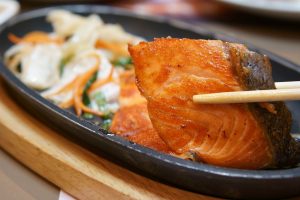 Salmone alla griglia con wok di verdure: la ricetta semplice e gustosa