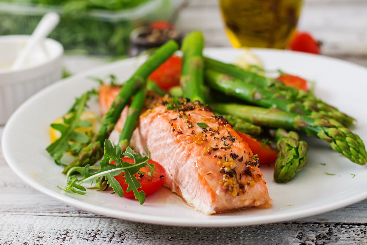 Salmone alla griglia con verdure