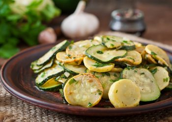 un piatto con zucchine e patate a fette rotonde