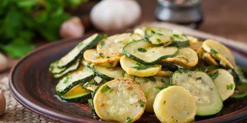 un piatto con zucchine e patate a fette rotonde