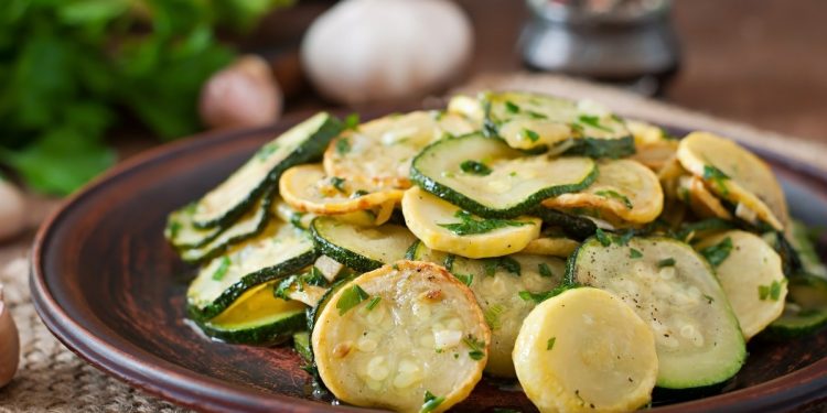 un piatto con zucchine e patate a fette rotonde