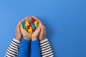 Autismo, la Giornata della consapevolezza si illumina di blu: come celebrarla e le iniziative rivolte ai bambini