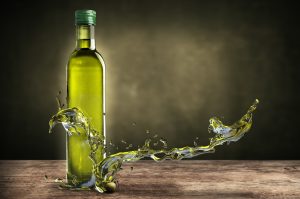 Benefici dell’olio extravergine di oliva per la nostra salute: il grasso “buono” da gustare anche a dieta