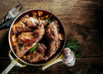 Un tegamino con carne di coniglio