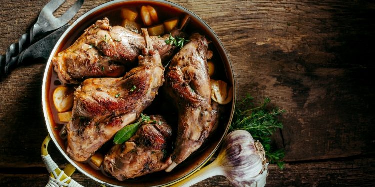 Un tegamino con carne di coniglio