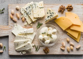 tagliere con diversi tipi di formaggi e pistacchi