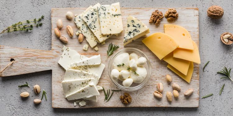tagliere con diversi tipi di formaggi e pistacchi