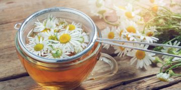 Una tazza di camomilla con i fiori in infusione
