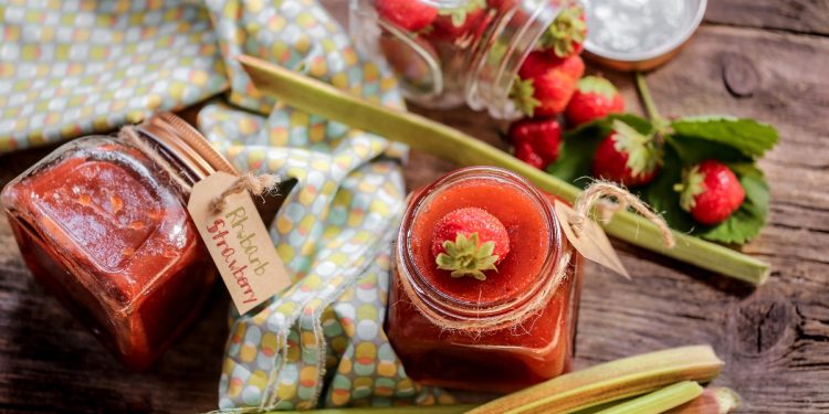 marmellata di rabarbaro: ricetta classica e variante con fragole e mele