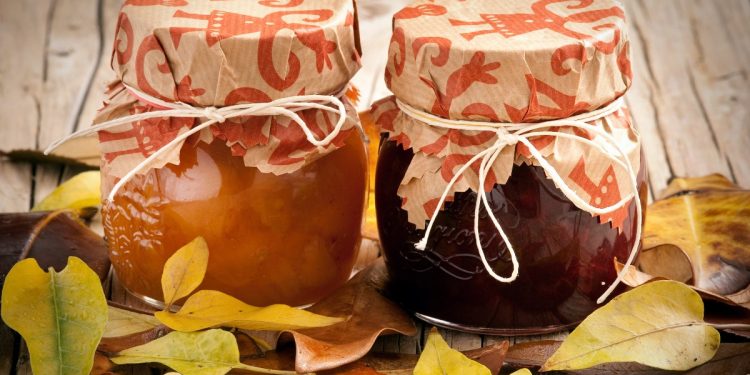 due barattoli di marmellata sigilillati