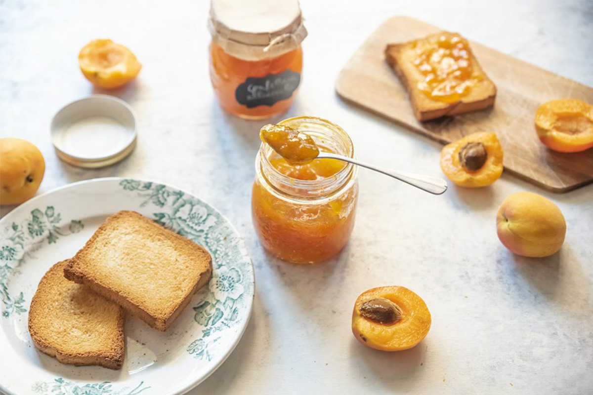 Marmellata fatta in casa: confettura di albicocche