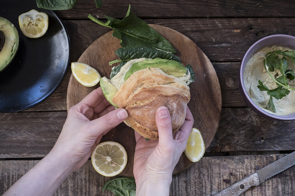 Ricetta con avocado panino vegan con hummus di ceci