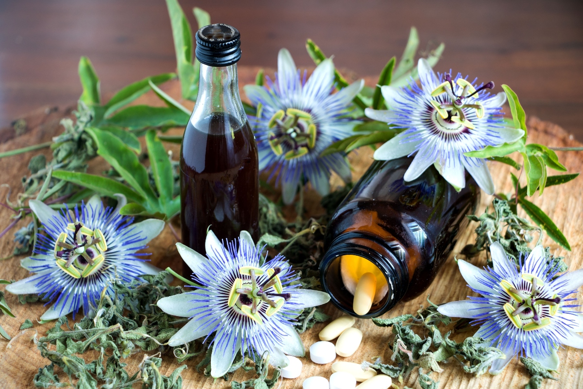 Alcuni fiori di passiflora e due boccette contenenti gocce a base di passiflora