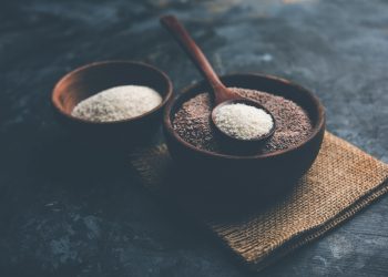 due ciotole in legno colme di semi di psillio