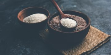 due ciotole in legno colme di semi di psillio