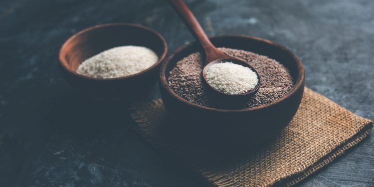 due ciotole in legno colme di semi di psillio