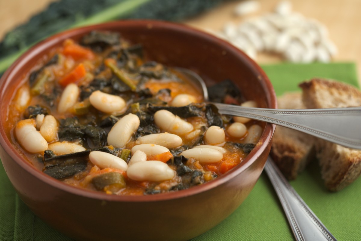 Ricette con fagioli: zuppa di cavolo verza e fagioli
