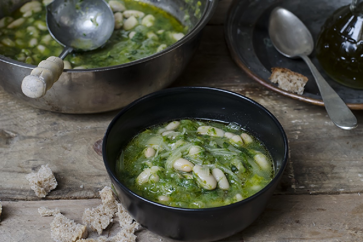 Ricette con fagioli: zuppa di scarola e fagioli