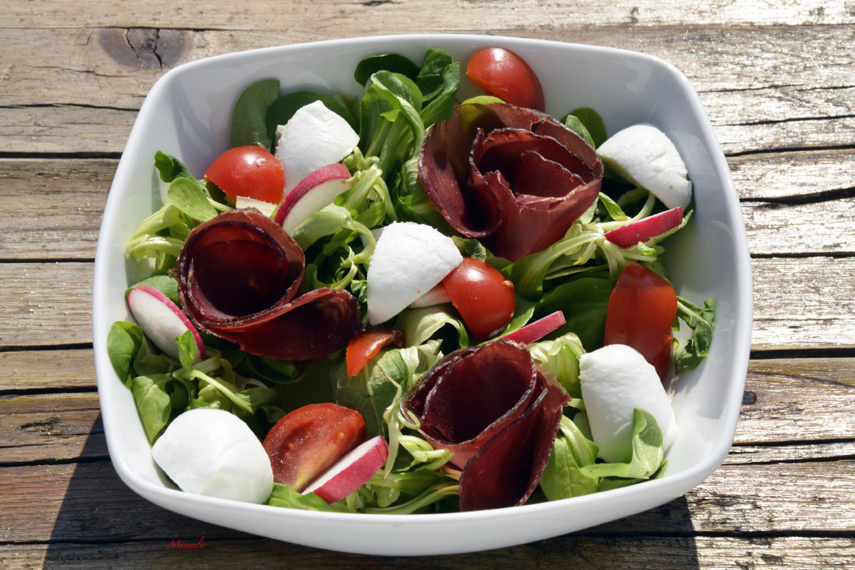 Ricette con la mozzarella: insalata con bresaola e mozzarella