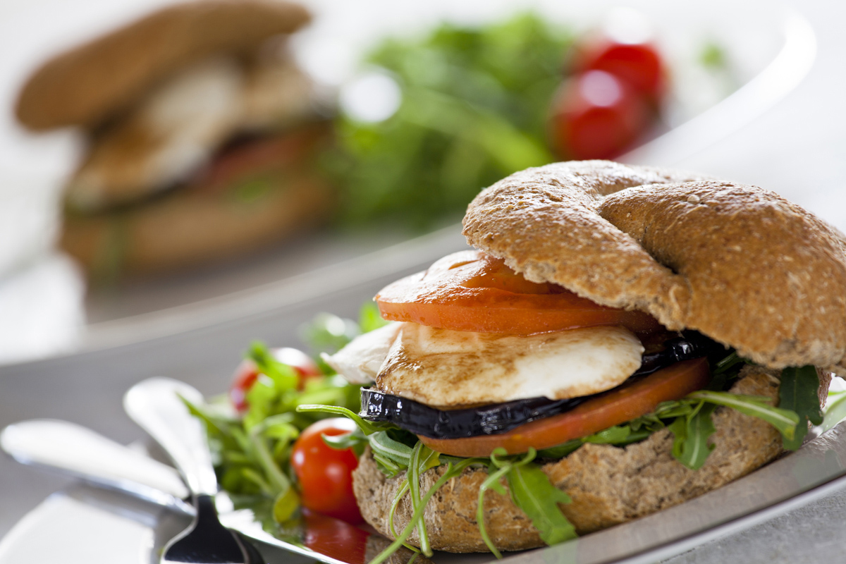 Ricette con la mozzarella: panino con pomodoro, melanzane e mozzarella