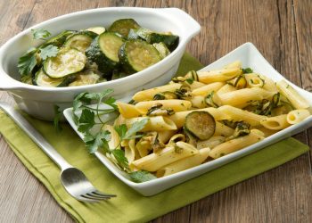 due piatti da portata, uno con penne con zucchine e l'altro con rondelle di zucchine