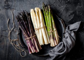tre mazzetti di asparagi per tipologia: uno rosso, uno bianco e uno verde