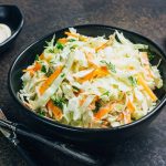 Coleslaw: la ricetta originale dell'insalata di cavolo 1 scodella nera con dentro il coleslaw: un'insalata di cavolo e carote