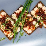 crostini di segale con crema di tofu