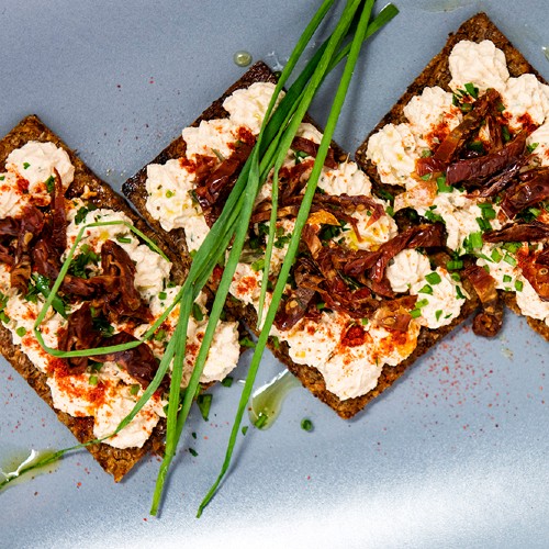 crostini di segale con crema di tofu