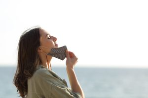 La mascherina si deve indossare anche all’aperto? Ecco cosa dicono gli esperti