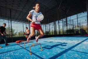 Paddle tennis: che cos’è, regole, differenze con il tennis, benefici