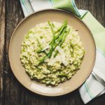 primo piano di scodella con risotto agli asparagi su canovaccio