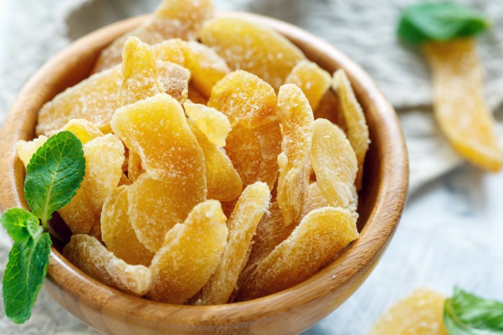 ciotola di legno piena di zenzero candito a pezzi