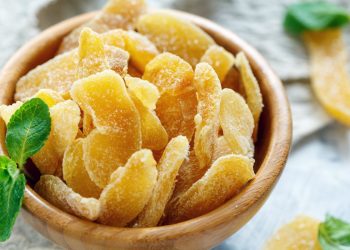 ciotola di legno piena di zenzero candito a pezzi