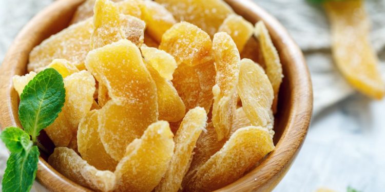 ciotola di legno piena di zenzero candito a pezzi