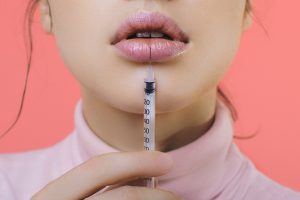 Acido ialuronico: cos’è, usi in medicina e cosmetica, benefici, alimenti che lo contengono, controindicazioni