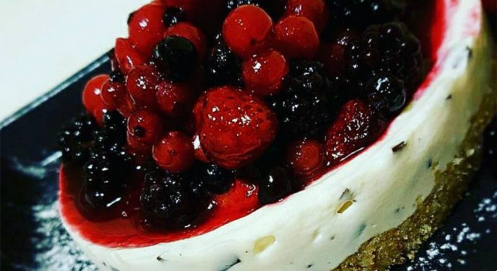 cheesecake al cioccolato con frutti di bosco