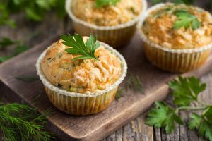 Muffin salati: la ricetta base e le varianti veloci e gustose