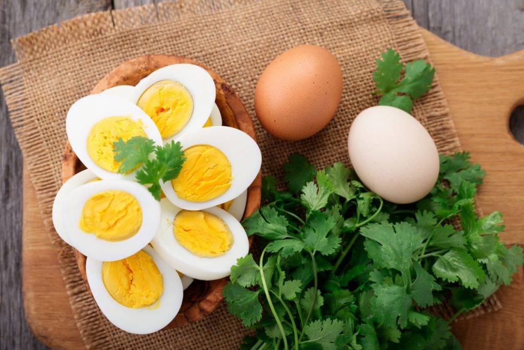 calorie uova sode: alcune uova sode tagliate a metà su un tagliere