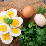 calorie uova sode: alcune uova sode tagliate a metà su un tagliere