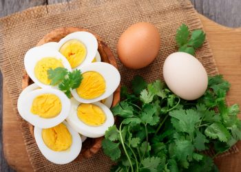 calorie uova sode: alcune uova sode tagliate a metà su un tagliere