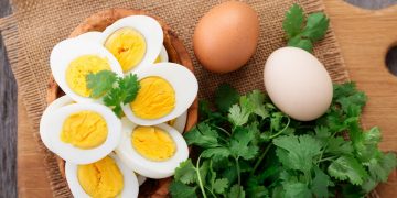 calorie uova sode: alcune uova sode tagliate a metà su un tagliere