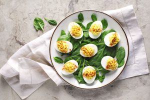 Uova ripiene: ricetta facile per un antipasto fresco e gustoso