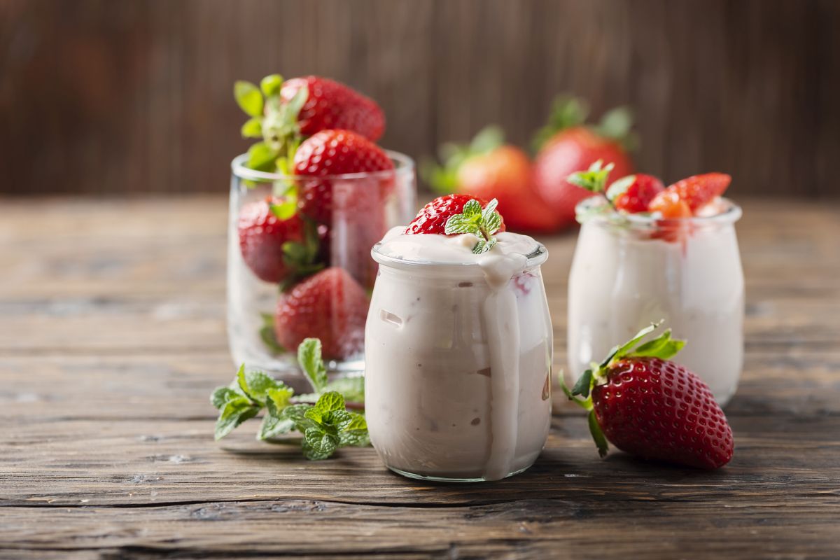 Yogurt fatto in casa: delizioso con la frutta 