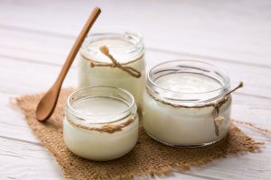 Yogurt o kefir? Cosa scegliere per il benessere intestinale