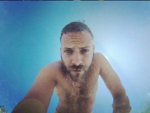 Giornata europea della Sindrome di Tourette: da Alessandro Borghi a Tix, come vivere la malattia con creatività