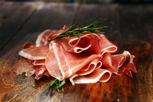 Calorie del prosciutto crudo: quante sono e cosa sapere