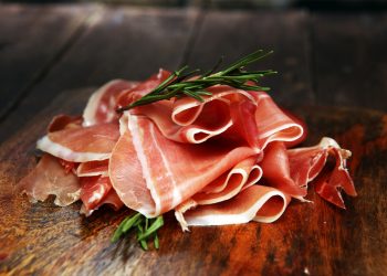 calorie del prosciutto crudo: 4 fette di prosciutto su un tagliare