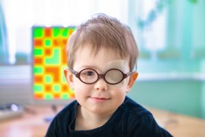 Ambliopia: cos’è, come si manifesta, cause, diagnosi e cure dell’occhio pigro negli adulti e nei bambini